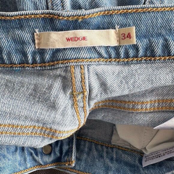 Levi's Women's High Rise Wedgie Jeans Size 34 Blue Light Wash Distressed - Picture 8 of 8